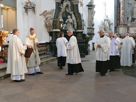 Diakonenweihe im Fuldaer Dom (Foto: Karl-Franz Thiede)